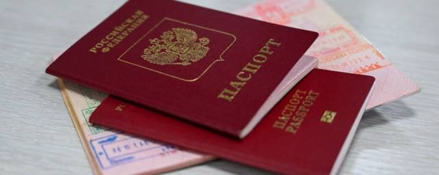 Минцифры до конца года рассмотрит вопрос замены бумажного паспорта смарт-картой