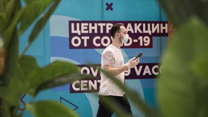 Среди вакцинированных от COVID-19 россиян разыграют по 100 тысяч рублей
