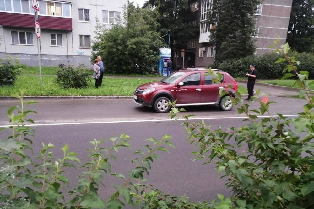 В Пскове маленькая девочка попала под колеса автомобиля