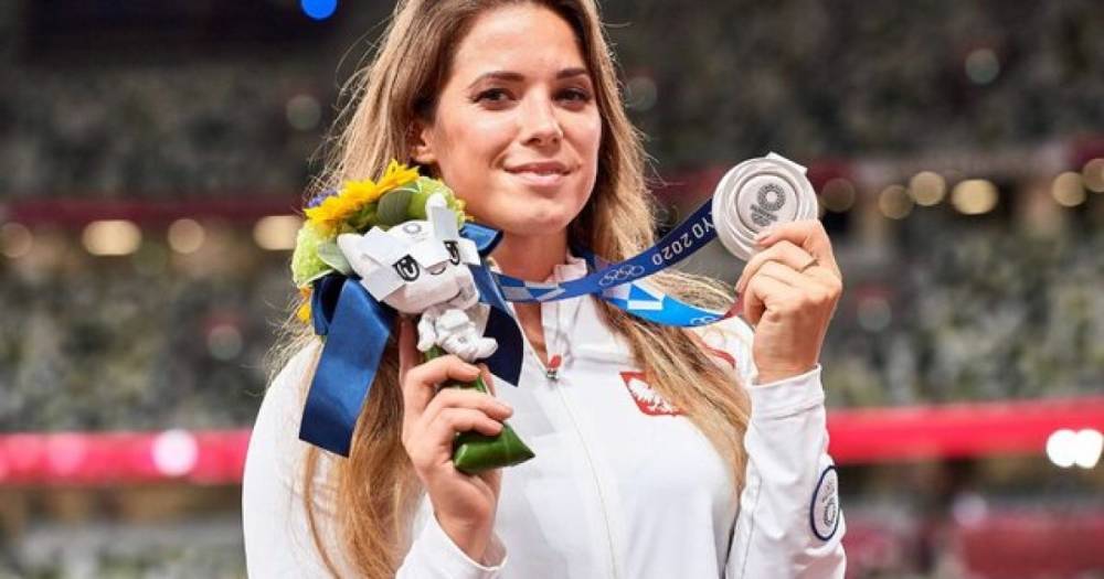 Серебряная призерка Олимпиады продала медаль, чтобы оплатить младенцу операцию на сердце