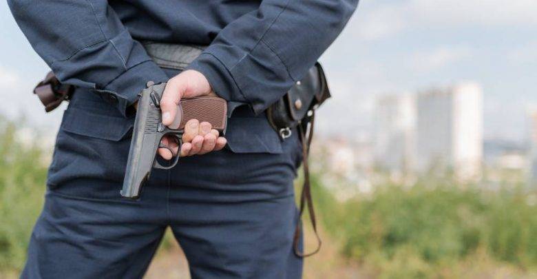 На Ставрополье полицейский потерял табельный пистолет в деревенском туалете