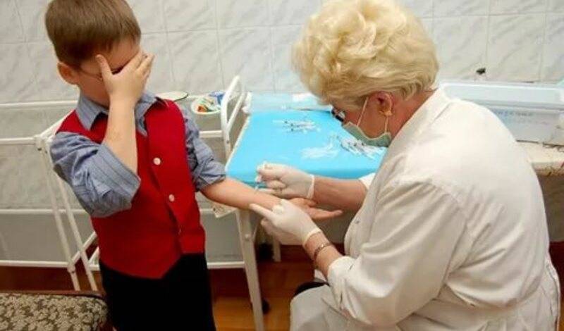 Врачи рекомендуют школьникам с хроническими заболеваниями сделать прививку от COVID