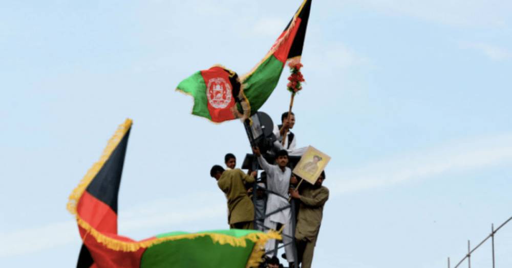 Талибы открыли огонь по гражданам, размахивавшим национальным флагом Афганистана (видео)