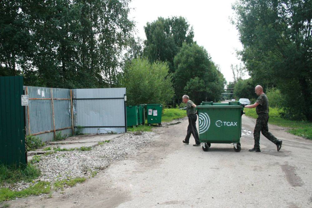 Новые мусорные контейнеры продолжают поставлять в Тверскую область