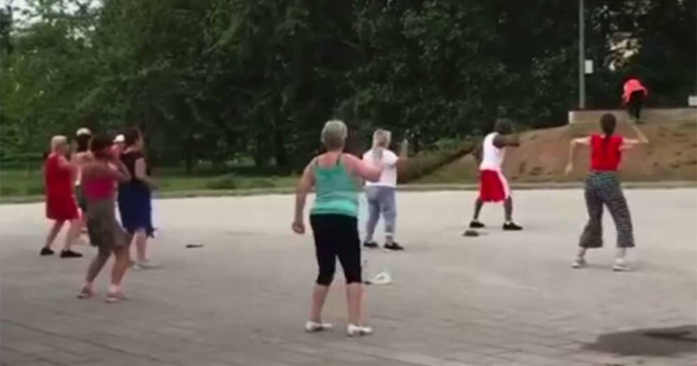 Массовая тренировка в парке Москвы попала на видео и вызвала споры в сети