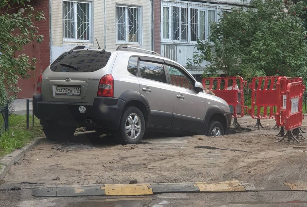 Фото: в Колпино машина провалилась под асфальт у подъезда многоэтажки