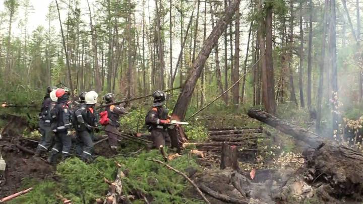Вести в 20:00. В Якутии бойцы лесохраны перешли в наступление на лесные пожары