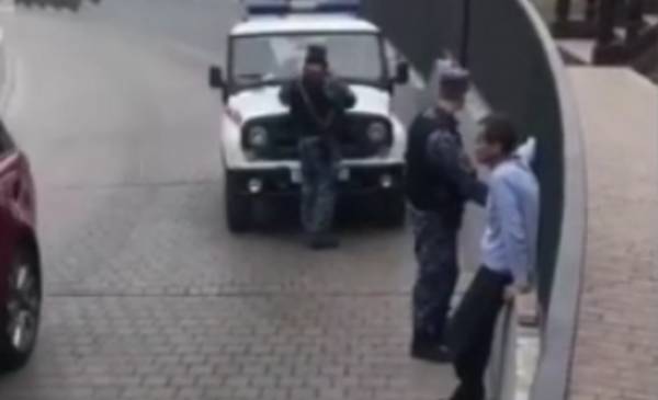На тюменской набережной задержали мужчину с ножом