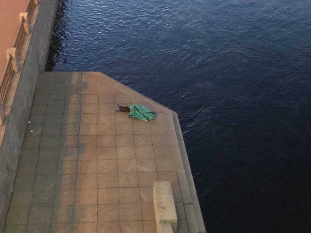 Тело мужчины на берегу Невы в Петербурге лежит уже 12 часов под присмотром двух полицейских