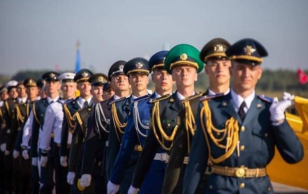 Военные на репетиции парада ко Дню Независимости спели песню о Путине