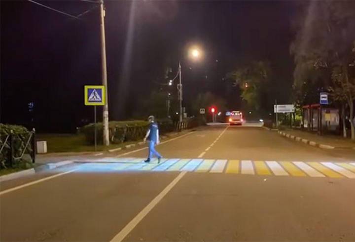 Под свет софитов: в Москве поставили светофор, который освещает пешеходов