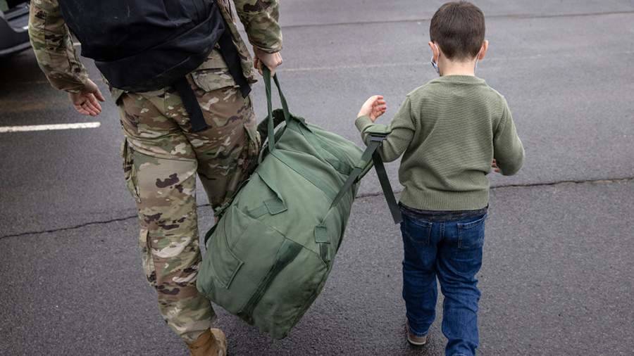 Солдаты выгнали из аэропорта Кабула плачущих детей