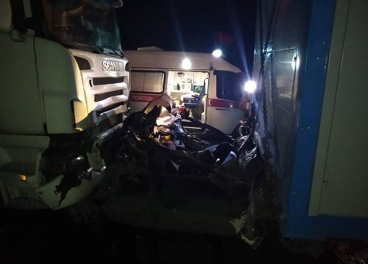 Четыре человека погибли под Новосибирском в ДТП с фурами и Toyota Camry
