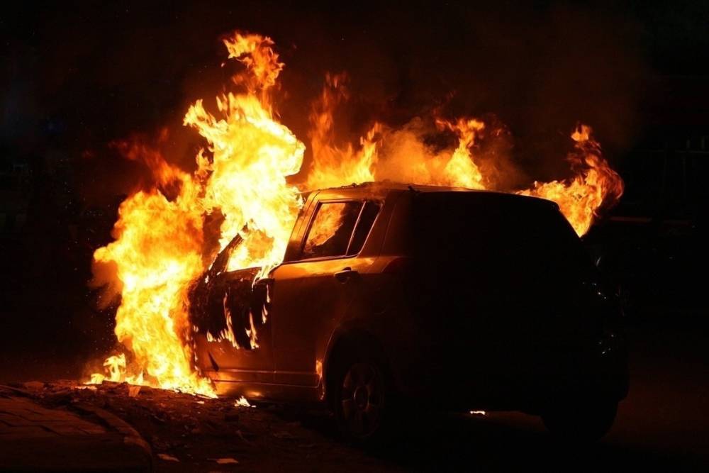 В Ивановской области в ночном пожаре сгорел автомобиль
