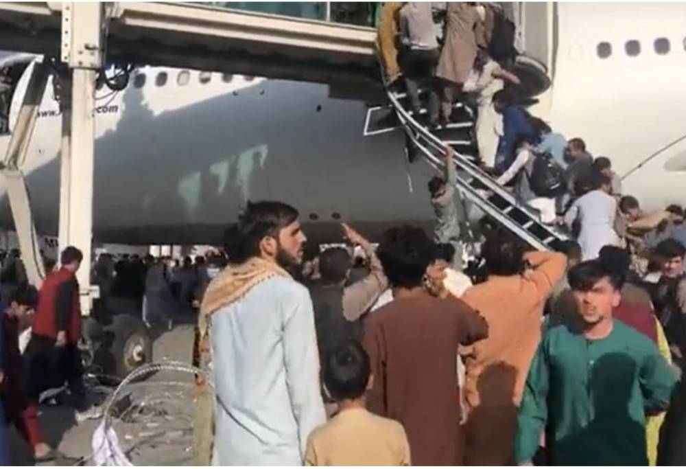 Появилось видео падения людей из американского транспортника в Кабуле