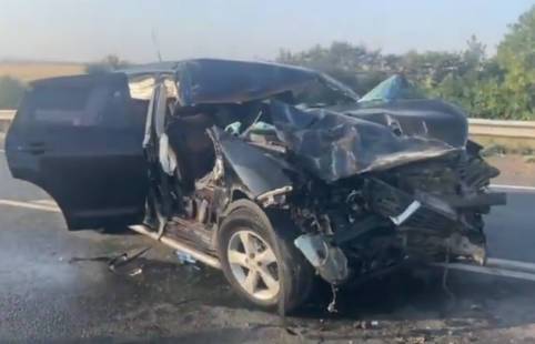 В Башкирии пьяный водитель кроссовера врезался в грузовик: пострадали его мать и двое детей