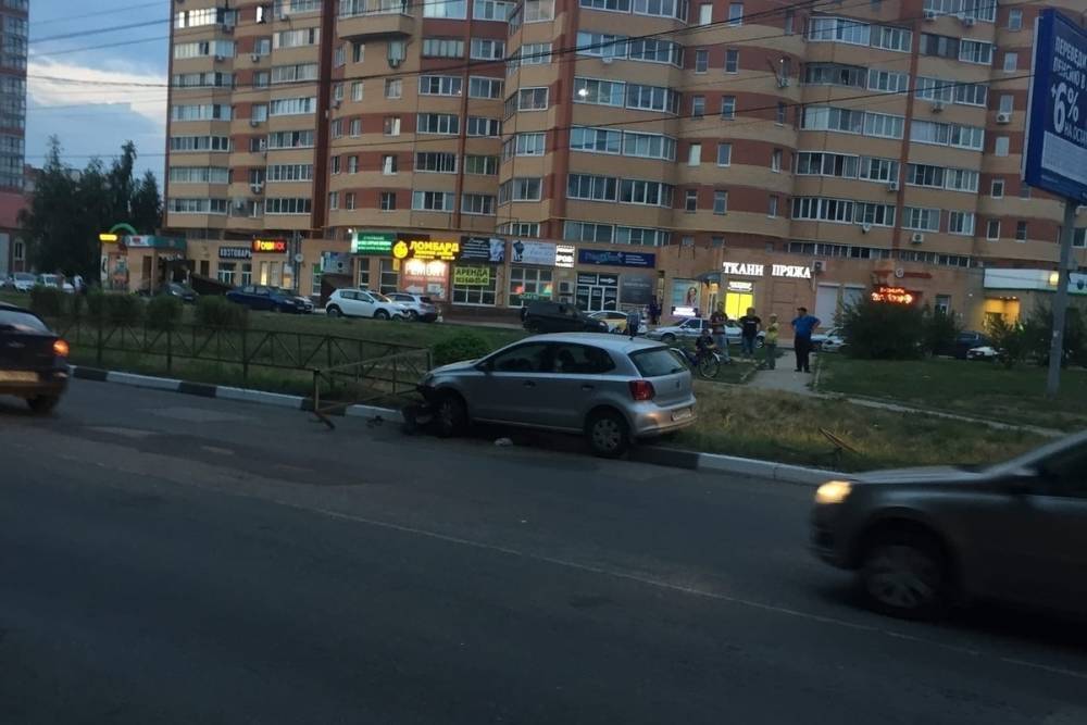 На улице Интернациональной в Рязани женщина на Volkswagen врезалась в ограждение