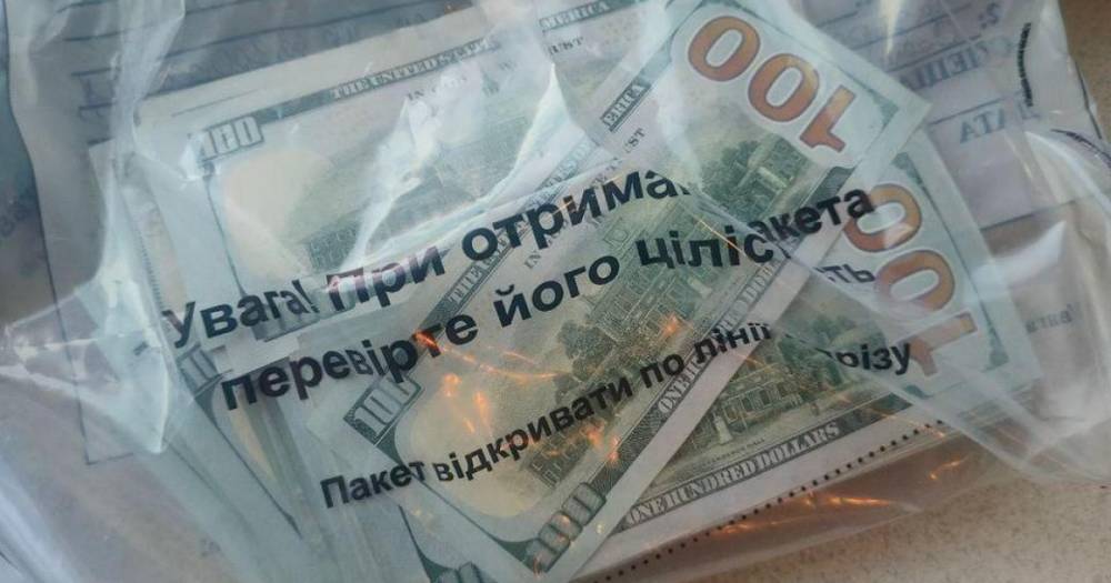В Киеве задержали мужчину, который обменял $28 тысяч на сувенирные купюры (ФОТО, ВИДЕО)