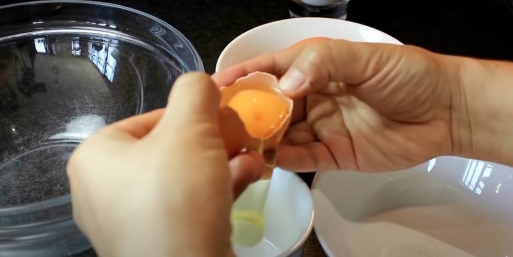 Опытные повара раскрыли секрет: как правильно взбивать куриные яйца для омлета