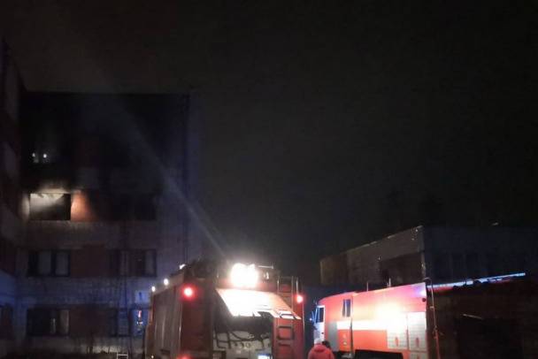 Ночной пожар в Форносово выгнал из квартир на улицу 25 человек