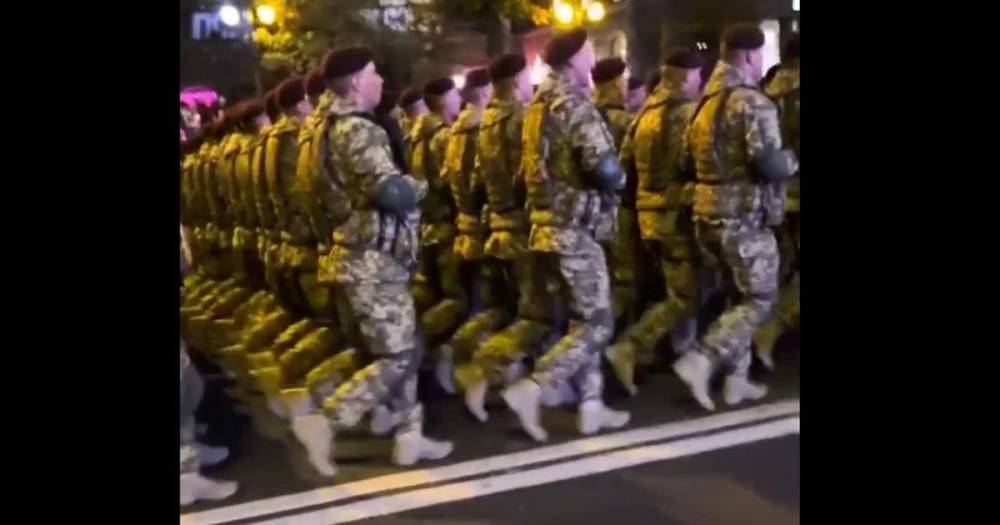 В Киеве на репетиции военного парада спели "песенку о Путине" (видео)