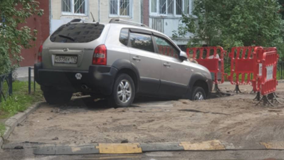 В Петербурге автомобиль провалился под асфальт после прорыва трубы