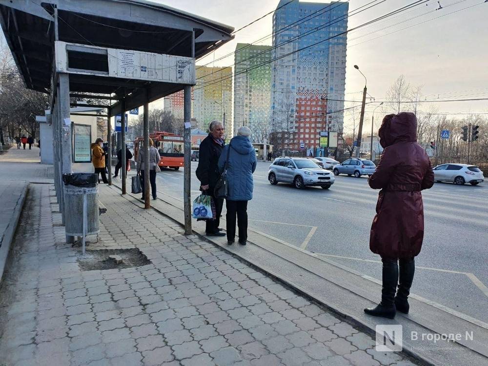 Шалабаев объяснил, почему на городских остановках стоят по два павильона