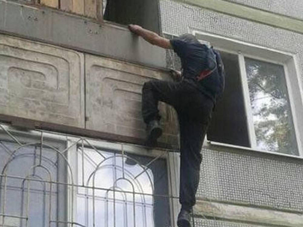 В Петрозаводске парень пытался залезть в квартиру к девушке через балкон