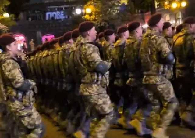 На репетиции парада в Киеве военные спели известную песню о Путине