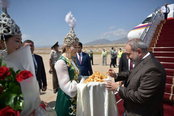 Никол Пашинян прилетел в Киргизию