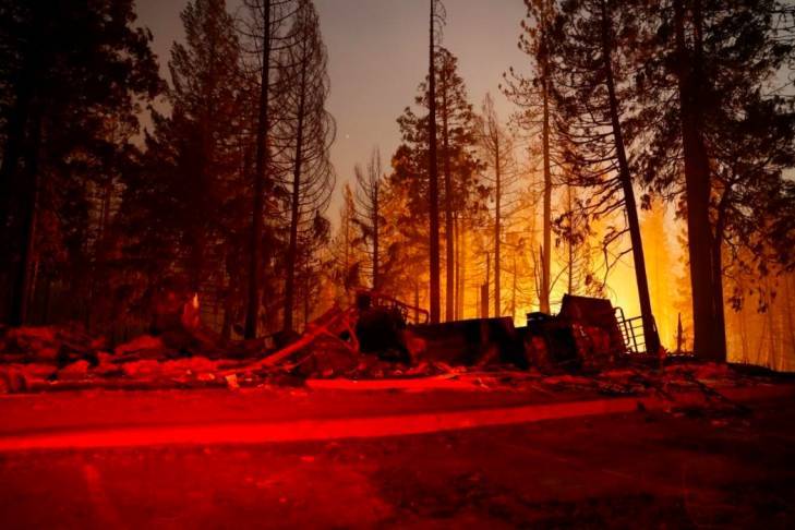 Из-за крупнейшего пожара в истории Калифорнии эвакуированы тысячи человек