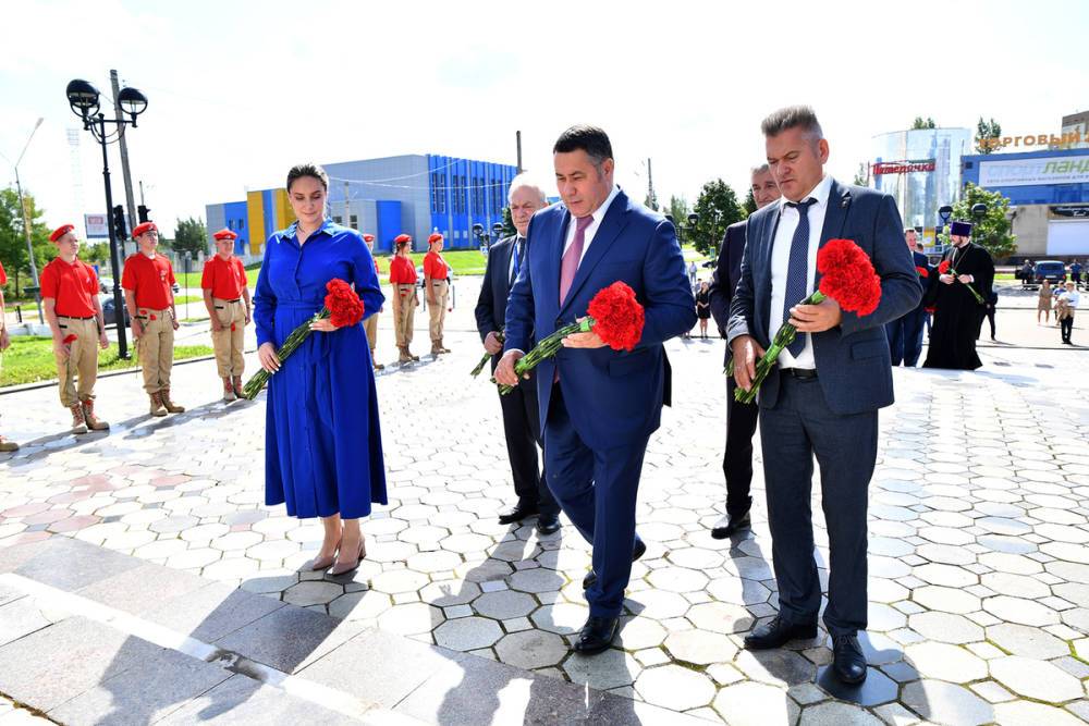 Губернатор Тверской области возложил цветы к Обелиску Победы в Удомле