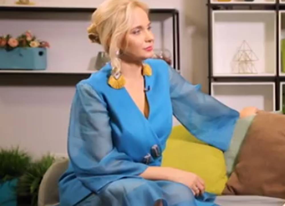 "Яблочки" просто загляденье: звезда канала "Украина" Лилия Ребрик восхитила образом в платье с глубоким декольте