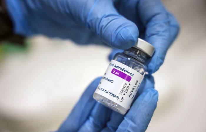 Украина получила около 800 тысяч доз вакцины AstraZeneca от трех европейских стран