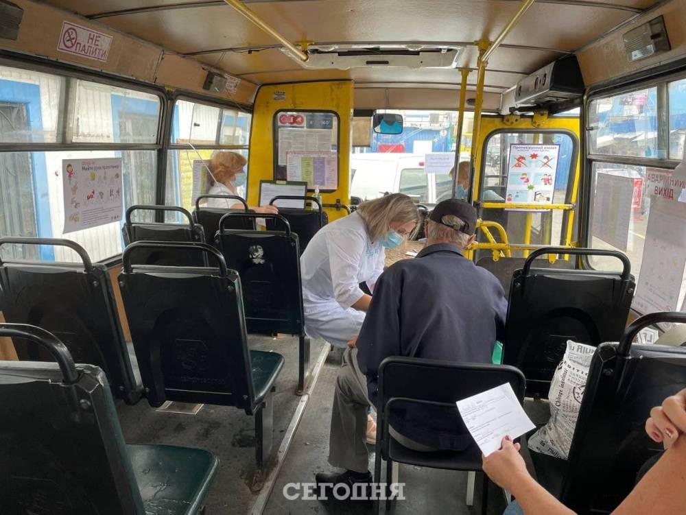 В Киеве открыли пункт вакцинации от коронавируса в автобусе. Фото