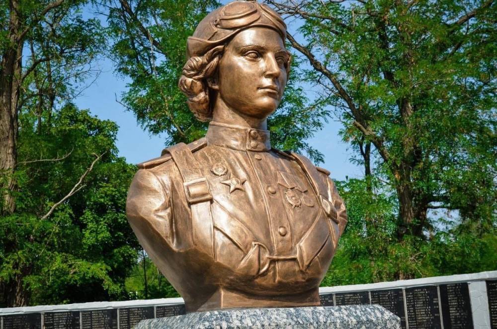 В ДНР установили памятник легендарной советской летчице
