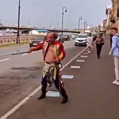 «Я вам всем покажу!»: В Петербурге подвыпивший гусар размахивал саблей перед прохожими — видео