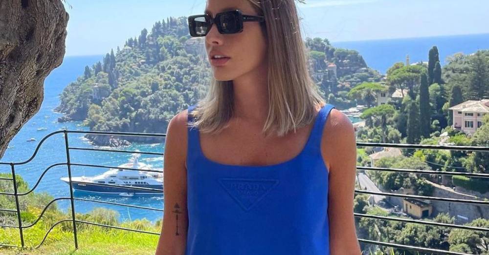 Кети Топурия выгуляла в Италии короткое платье-«майку» за 115 тысяч рублей