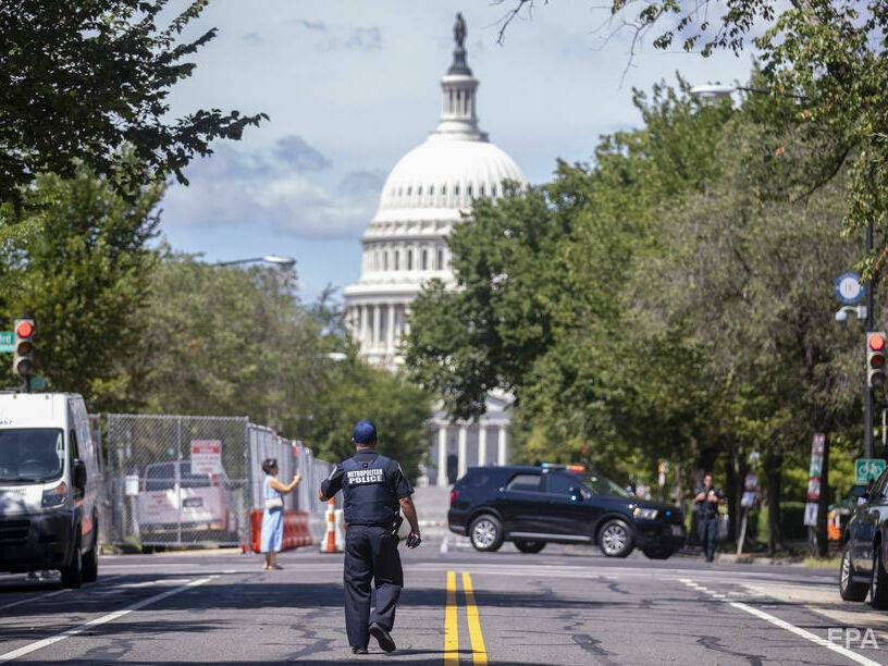 В Вашингтоне мужчина припарковал у библиотеки Конгресса машину якобы со взрывчаткой. Он требует разговора с Байденом
