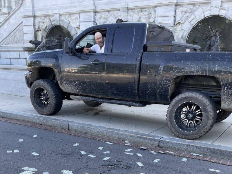 В Вашингтоне мужчина угрожает взорвать автомобиль возле капитолия