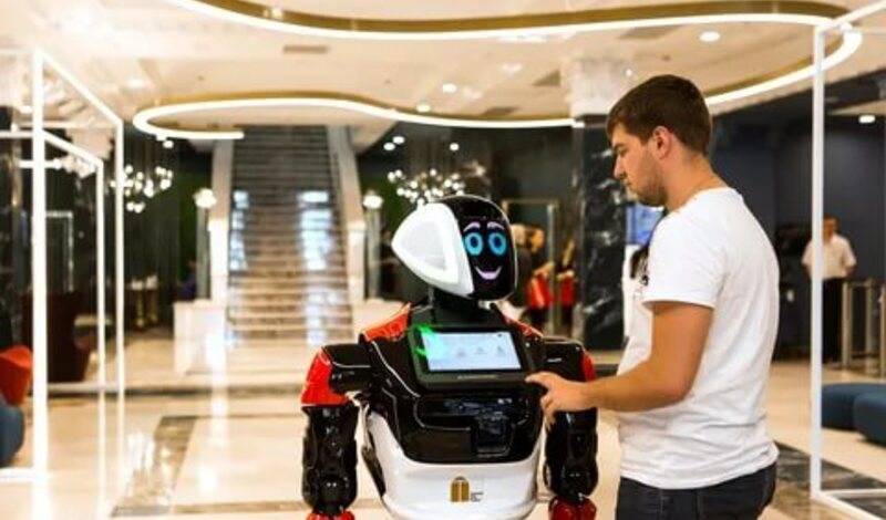 Российский робот начал работать в бразильском торговом центре