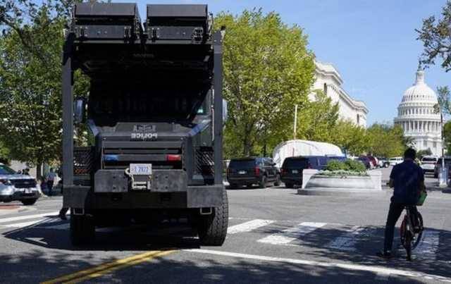 В Вашингтоне полиции сдался мужчина, угрожавший взорвать бомбу в грузовике у Капитолия