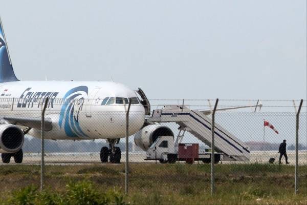 Пассажиров заперли на три часа в самолете Москва — Каир
