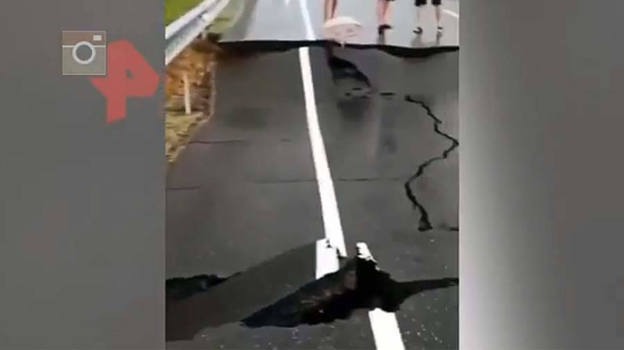 Движения на участке трассы в Приамурье остановили из-за подмыва дороги