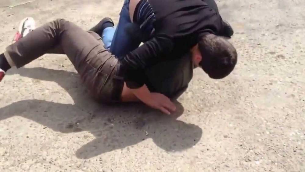В Киеве подростки избили пожилого мужчину, видео: использовали газ
