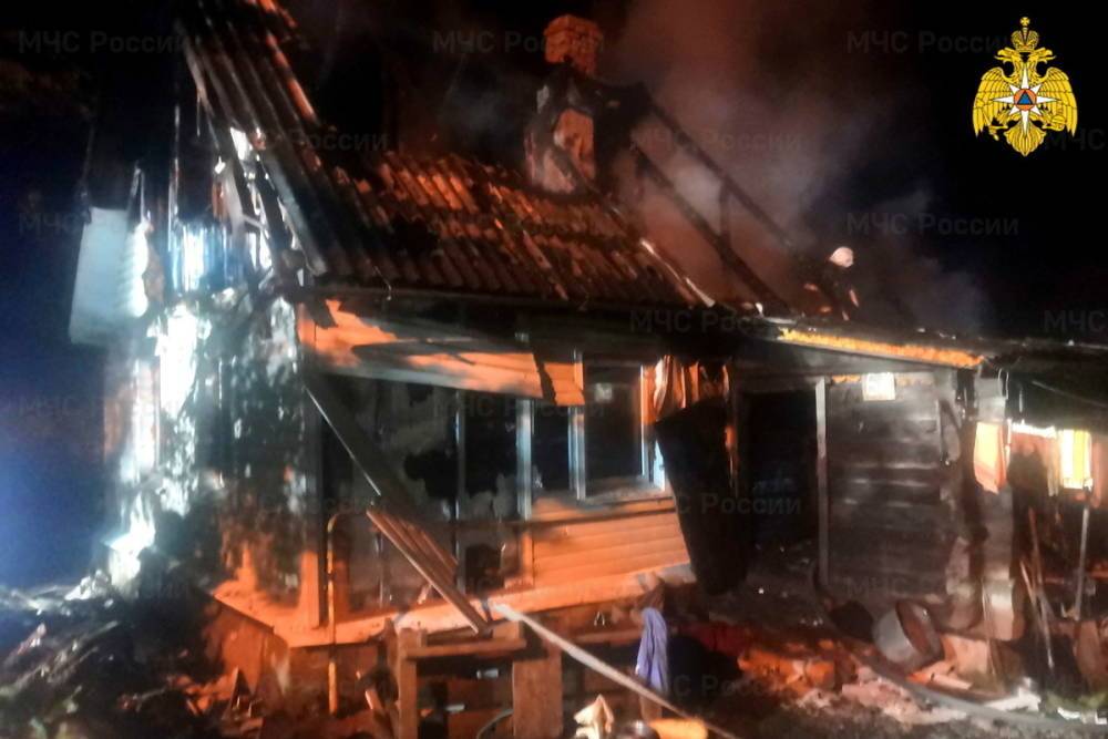 Поздним вечером в Смоленском районе тушили пожар в деревянном доме