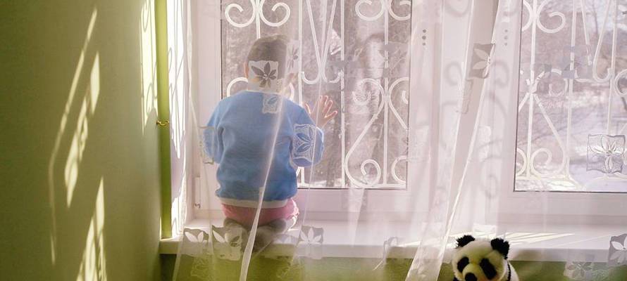 В Петрозаводске у пьяной матери чуть не выпал ребенок в подгузнике из окна 4 этажа