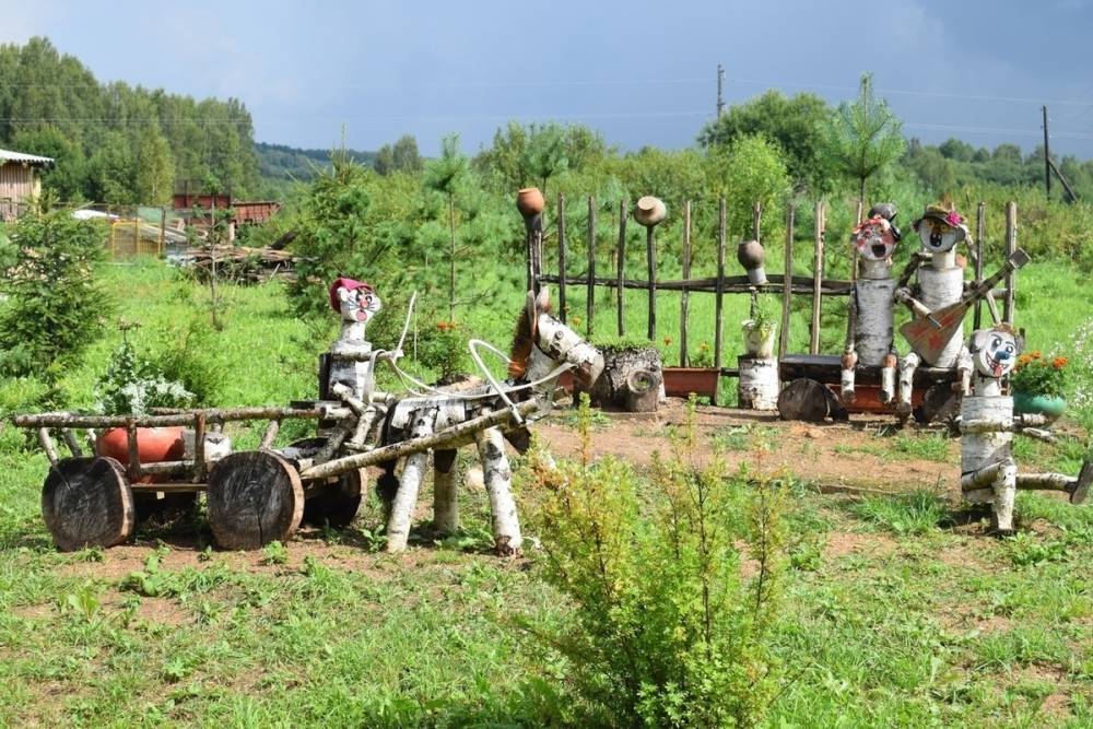 Жители деревни в Оленинском округе смастерили животных из дерева