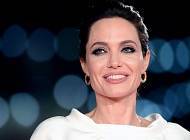 Идеальный тренч и сумка с трендовым принтом: Анджелина Джоли показывает, что мы будем носить осенью 2021