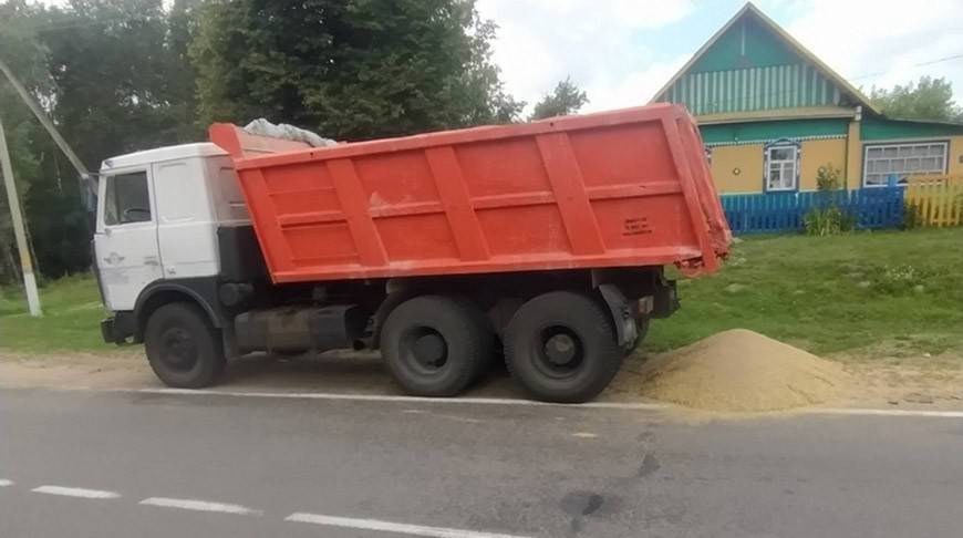 В Славгородском районе на проезжую часть из грузовика высыпалась тонна зерна